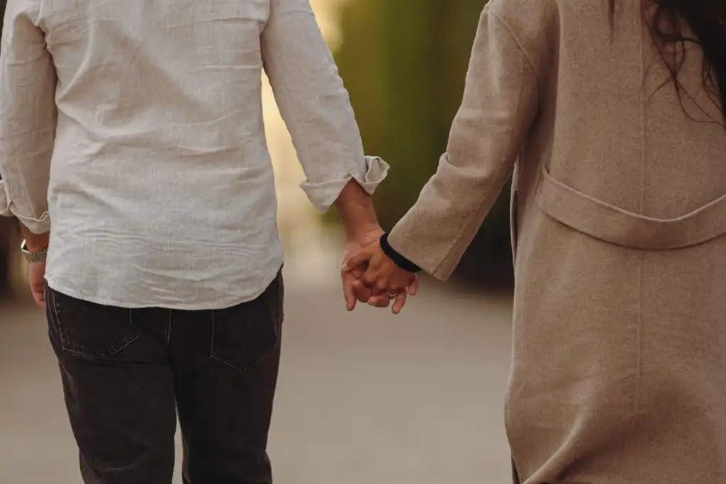 Paar geht Hand in Hand – Paartherapie in Stein bei Nuernberg, Fuerth und Schwabach